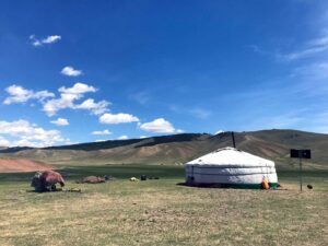 青空の広がるモンゴルの風景