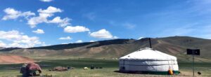 青空の広がるモンゴルの風景